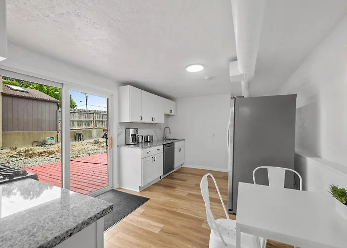Bloomfield D Stylish And Cozy Private Bedroom, Shared Bathroom, With Free Parking Habitación en casa particular *