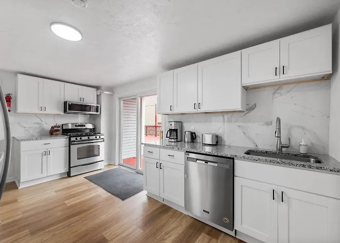 Bloomfield D Stylish And Cozy Private Bedroom, Shared Bathroom, With Free Parking Habitación en casa particular Pittsburgh