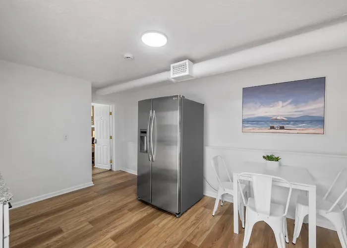 Bloomfield D Stylish And Cozy Private Bedroom, Shared Bathroom, With Free Parking *