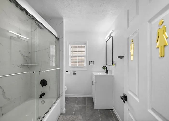 Bloomfield D Stylish And Cozy Private Bedroom, Shared Bathroom, With Free Parking