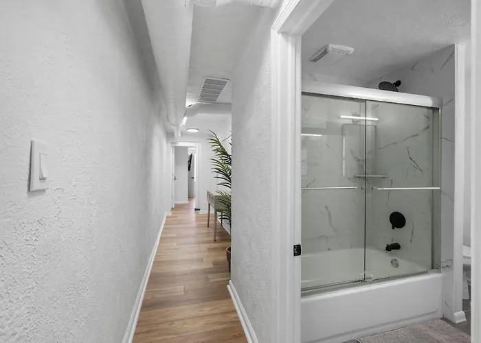 Bloomfield D Stylish And Cozy Private Bedroom, Shared Bathroom, With Free Parking Habitación en casa particular *