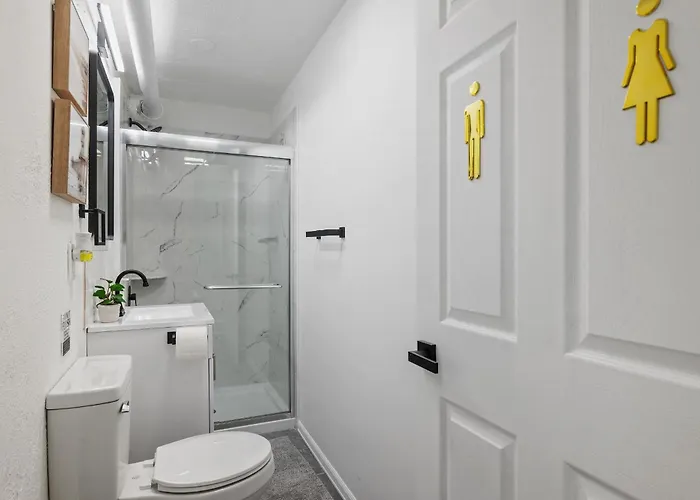 Bloomfield D Stylish And Cozy Private Bedroom, Shared Bathroom, With Free Parking *