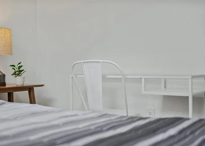 Bloomfield D Stylish And Cozy Private Bedroom, Shared Bathroom, With Free Parking
